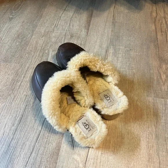 UGG Clogs - Picture 2 of 11
